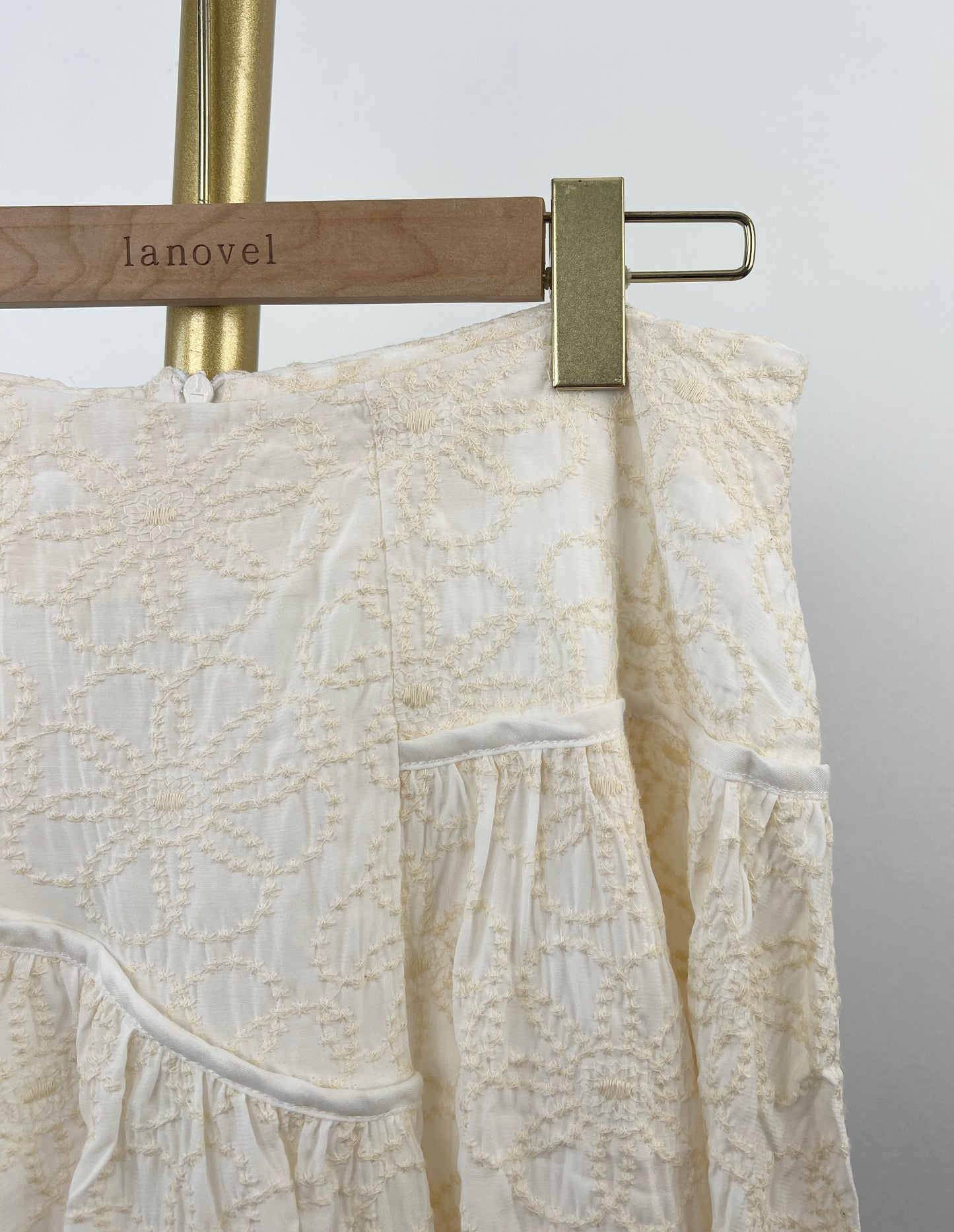 S114-EMBOIDERY SHORT SKIRT (CREAMY)