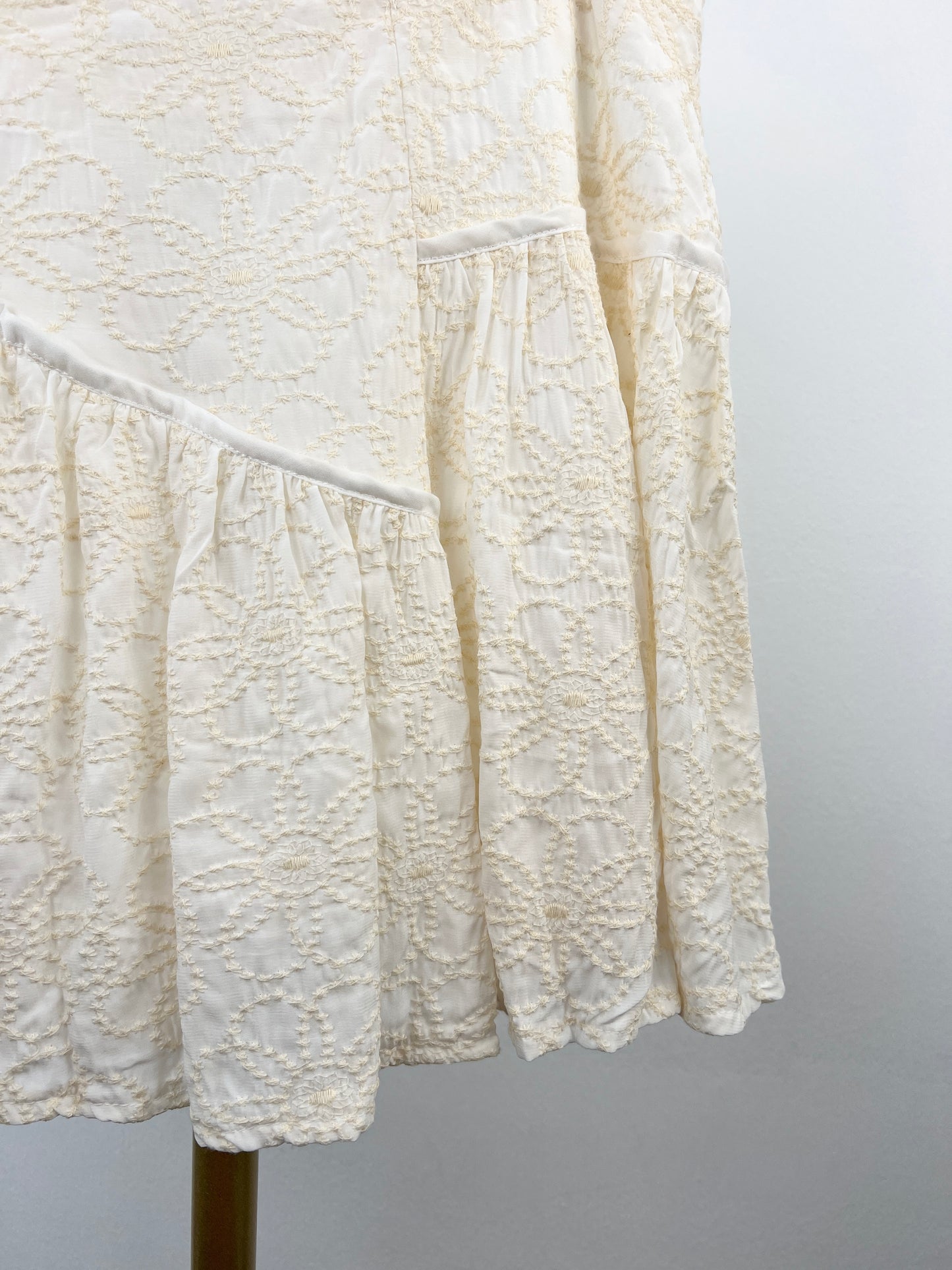 S114-EMBOIDERY SHORT SKIRT (CREAMY)