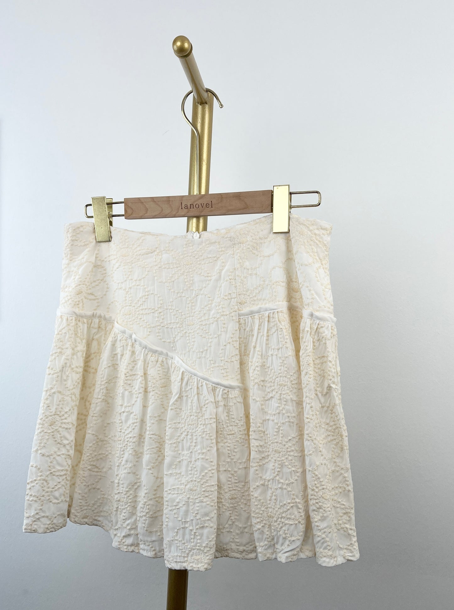 S114-EMBOIDERY SHORT SKIRT (CREAMY)