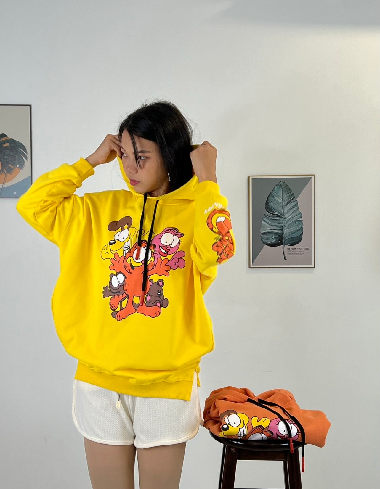 T5641 Graphic Garfield Sweater