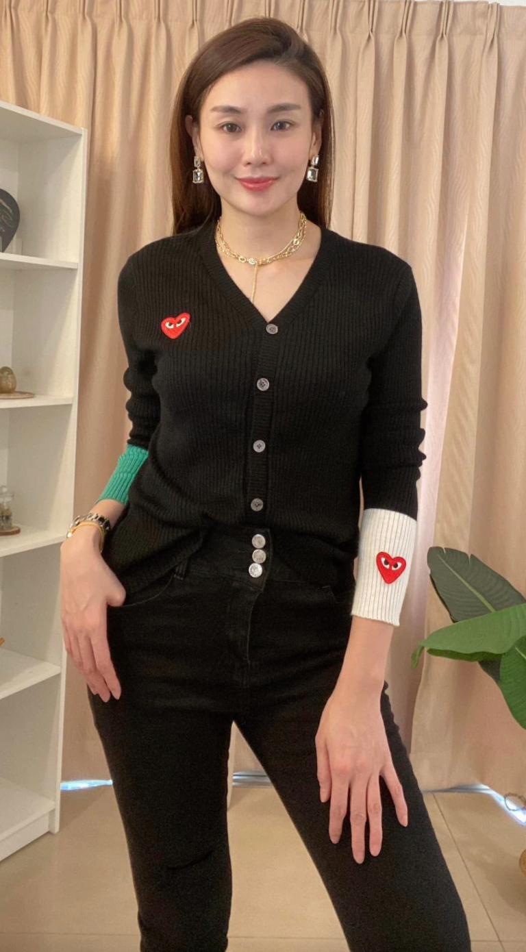 T3205 Premium Heart-Shape Button Knitted Top